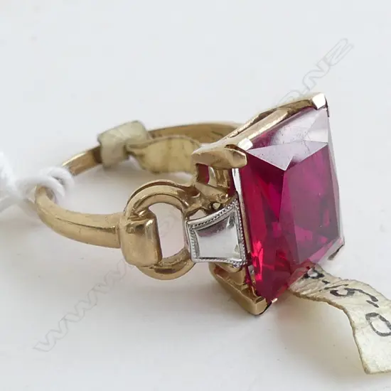 9ct. GOLD & LGE RECTANGULAR RED STONE RING NEW OLD STOCK W. 5gms, SIZE N