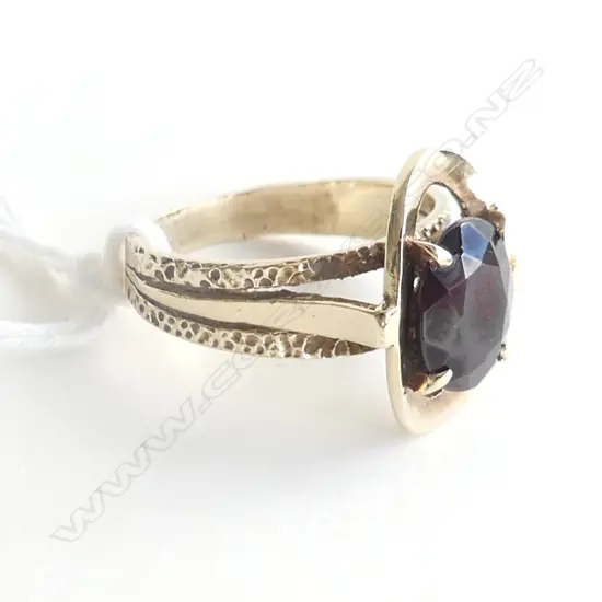 9ct. GOLD TRIPLE BAND & GARNET RING 4.2gm., SIZE P