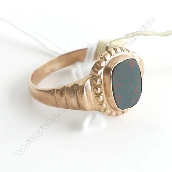 9ct. GOLD RING WITH BLOODSTONE PANEL 4.24gms, SIZE V½