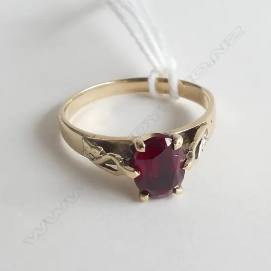 9ct. GOLD FAUX RUBY DRESS RING 2.9gm, SIZE P