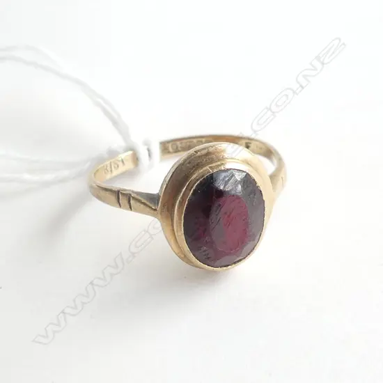 9ct. GOLD AND GARNET RING 2gm, SIZE N