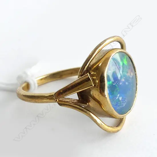 9ct. GOLD RING OPAL DOUBLET PANEL SCROLLING FRAME 3.80gms, SIZE M