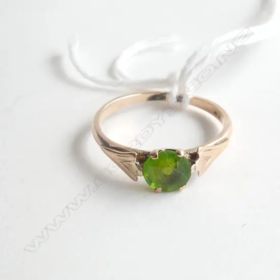 9ct. ROSE GOLD GREEN STONE DRESS RING 1.5gm, SIZE K