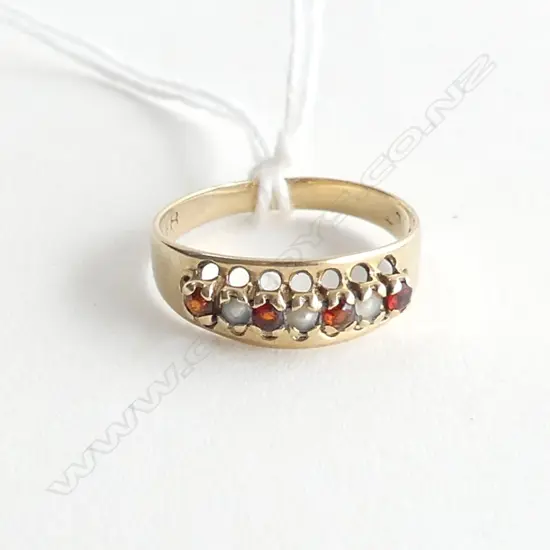 9ct. GOLD GARNET AND SEED PEARL RING, SIZE O½
