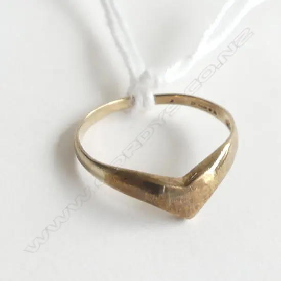 9ct. GOLD HEART RING 1gm, SIZE K½