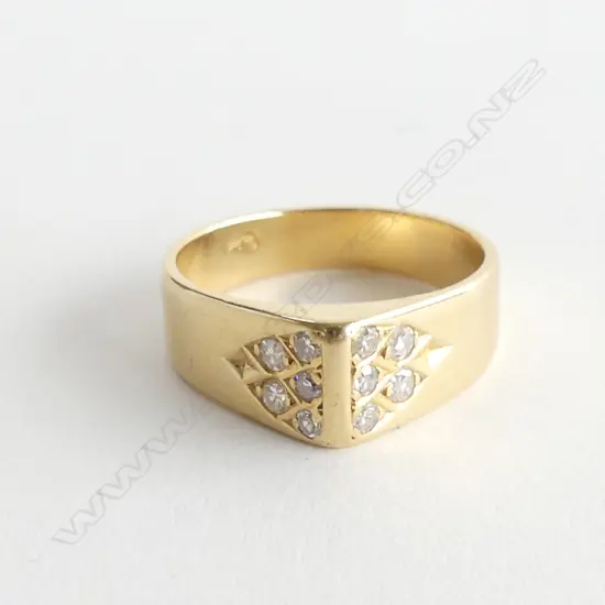 An 18ct gold and diamond ring,