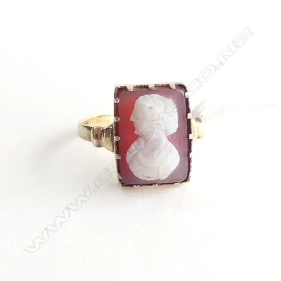 9ct. GOLD, SARDONYX CAMEO RING, SIZE N