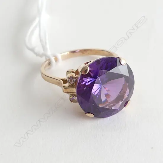 9ct. GOLD AND SYNTHETIC PURPLE STONE RING, SIZE O