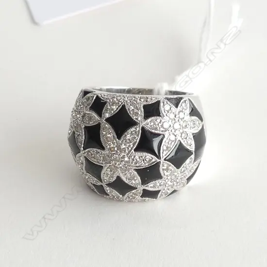 18ct. WHITE GOLD, DIAMOND AND ENAMEL RING  (AF) 13.8gm, SIZE O