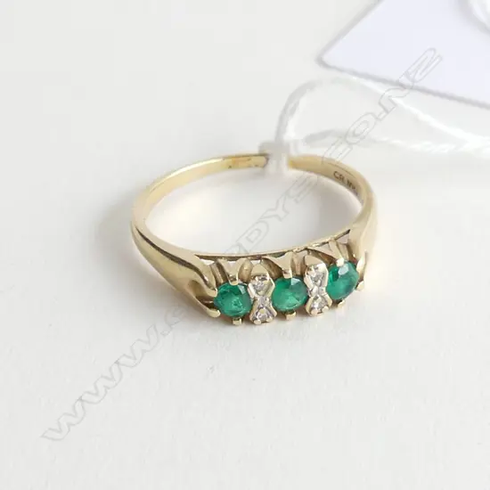 10CT GOLD AND CREATED EMERALD RING, SIZE V