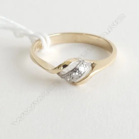 9ct. GOLD AND DIAMOND TWIST BAND 2.15gm, SIZE O