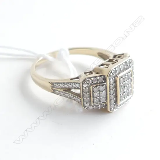 9ct. GOLD, DIAMOND CLUSTER RING 4.8gm., SIZE P