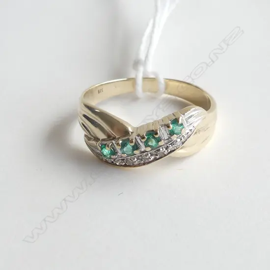 9ct GOLD, EMERALD AND DIAMOND DRESS RING 2.4gm, SIZE O