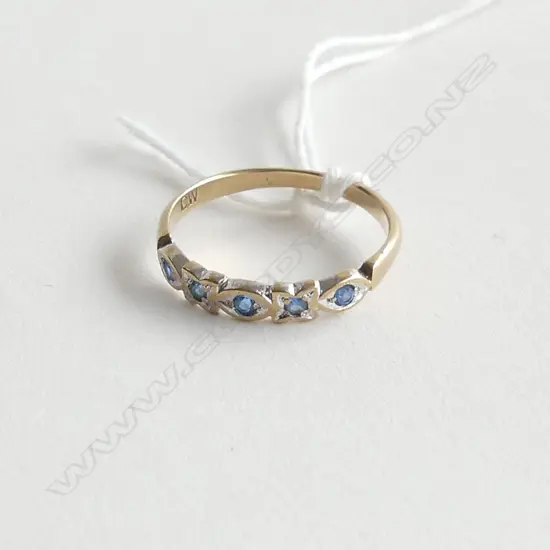 9ct. GOLD AND BLUE STONE BAND 1.67gm, SIZE P