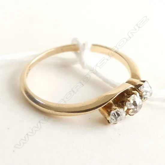 18ct. GOLD, VINTAGE 3 STONE DIAMOND RING OLD MINE CUTS APPROX. 0.30CT 2.08gm, SIZE N CLAWS MISSING