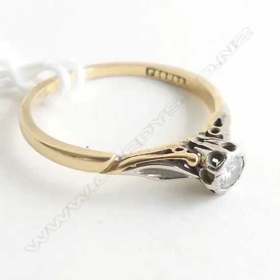 18ct GOLD BAND WITH OLD CUT DIAMOND RING WITH PLATINUM SETTING 1.8gm. SETTING A.F.
