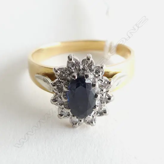 18ct. GOLD, SAPPHIRE AND DIAMOND CLUSTER RING, SIZE L