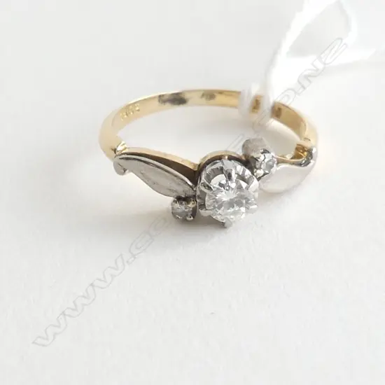 18ct. GOLD AND PLATINUM DIAMOND TWIST RING 1.26gm, SIZE I