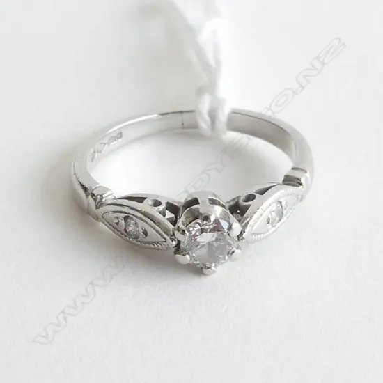 PLATINUM AND DIAMOND RING 0.25CT DIAMOND, SIZE K