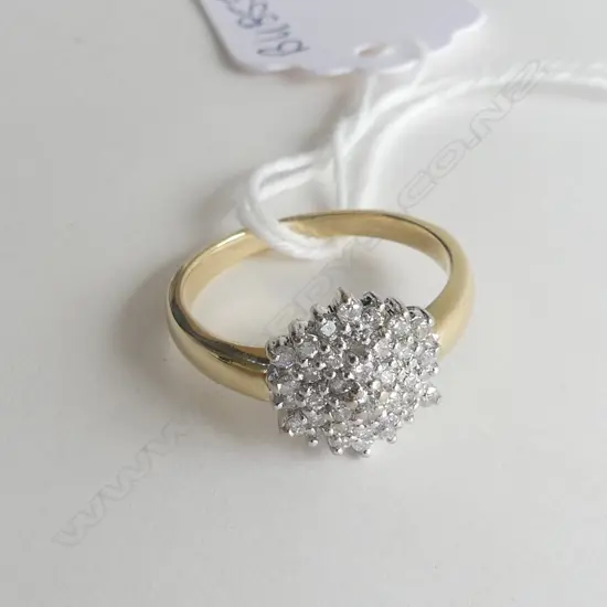 9ct. GOLD CLUSTER DIAMOND FLOWER RING 3.4gm, SIZE O½