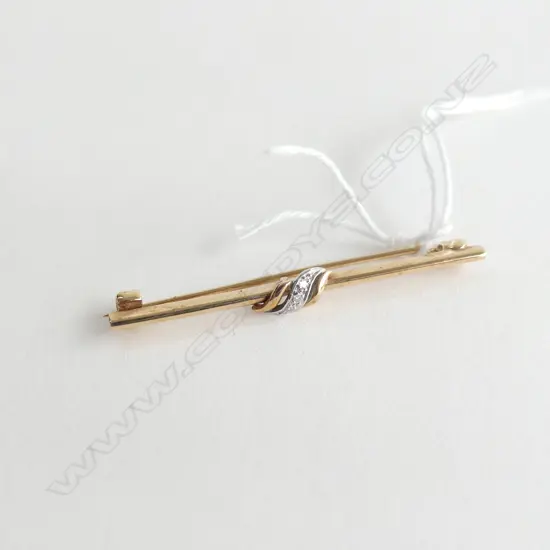 9ct. GOLD AND DIAMOND BAR BROOCH