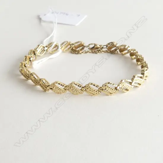9ct. GOLD TEXTURED LINK BRACELET 11gm
