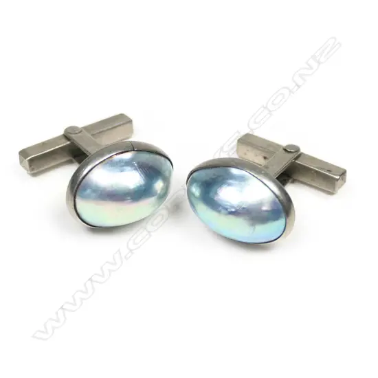 A pair of grey mabe pearl white metal cuff links,