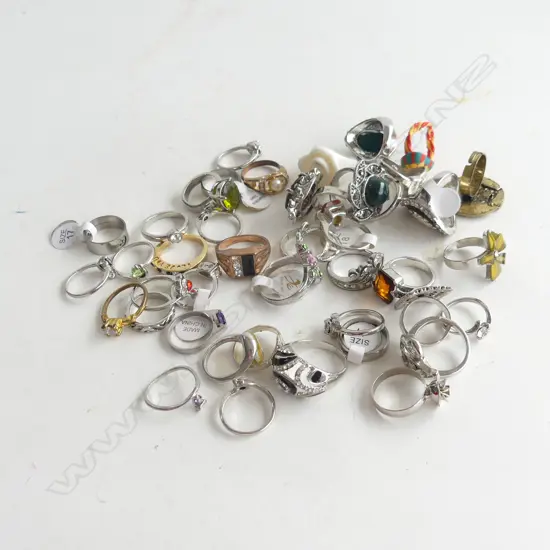 40 ASST COSTUME JEWELLERY RINGS