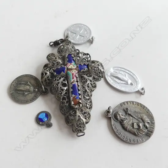 5 ASST VINTAGE RELIGIOUS PENDANTS + ORNATE FILIGREE PENDANT WITH CERAMIC CROSS