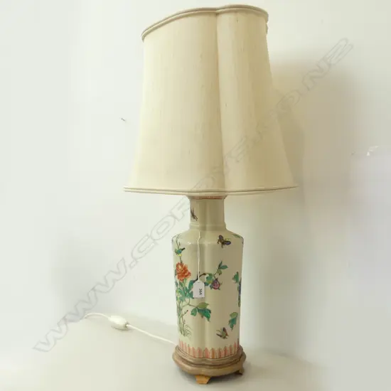 ORIENTAL LAMP w. SILK SHADE (damage to shade) H.770mm
