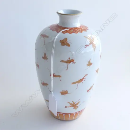 CHINESE IRON RED VASE w. INSECT DESIGN & 6 CHARACTER MARK H.190mm