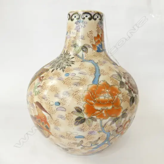 LG ORIENTAL VASE, FLORAL PATTERN WITH GOLD GILT OUTLINES H.325mm