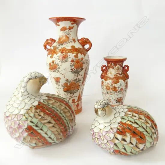 2 ORANGE KUTANI WARE VASES H.235mm & PR QUAIL