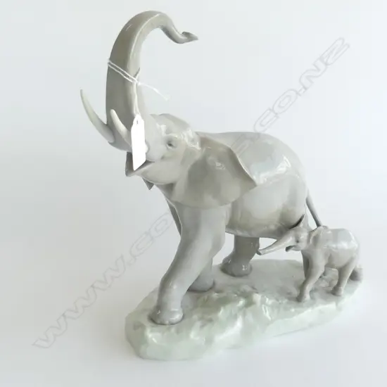 LLADRO #1151 ELEPHANT MOTHER & BABY H.300mm w. box