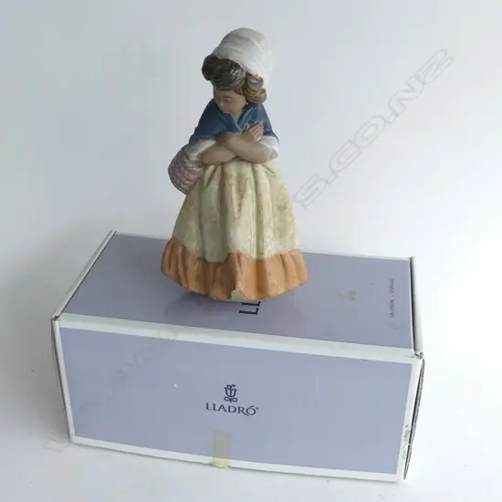 LLADRO GIRL w. CROSSED ARMS #2093 H.210mm +BOX