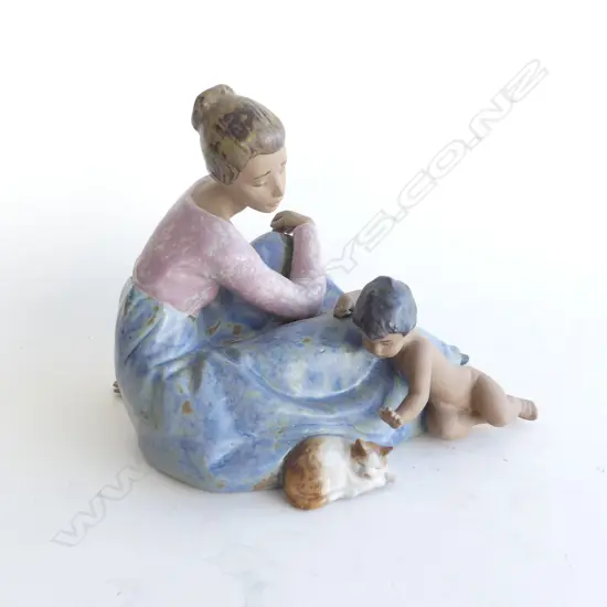 LLADRO #2183 'WAKE UP KITTY' MOTHER & BABY SON W.190mm