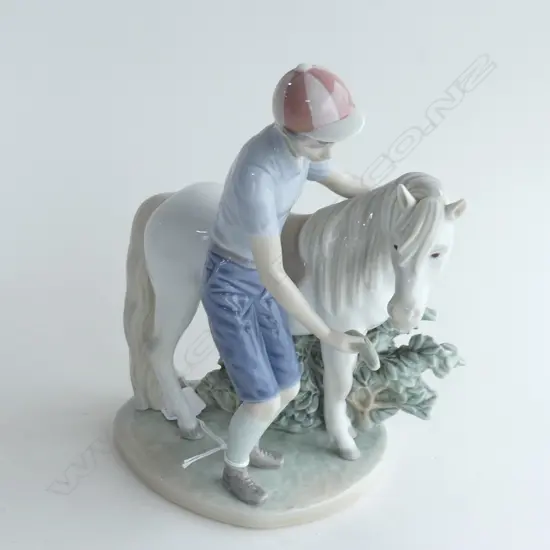 LLADRO JOCKEY FEEDING HORSE H.235mm