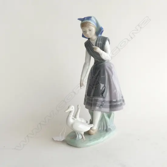 LLADRO FIGURINE; GIRL w. 2 GEESE H.260mm