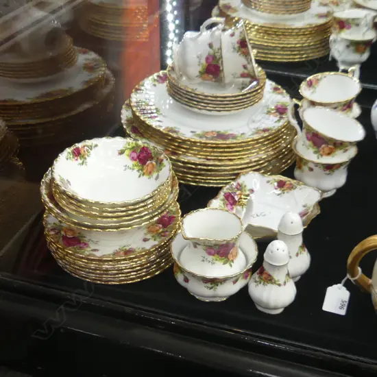 ROYAL ALBERT OLD COUNTRY ROSES 41 PCS....