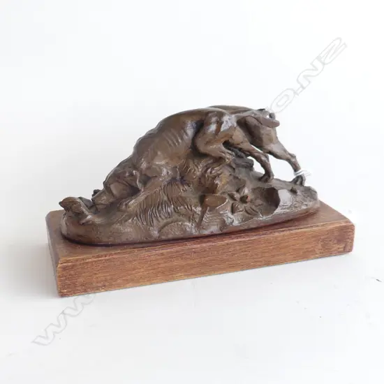 BRONZE DOGS ON WOODEN STAND L.165mm TAIL ON ONE IS A.F.