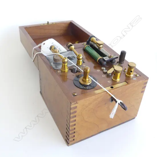 EARLY 20THC ELECTRONIC 'SHOCK BOX'. shock given via galvanic cell H.125mm