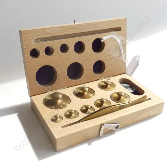 SET OF SMALL BRASS WEIGHTS & TWEEZERS IN WOODEN BOX