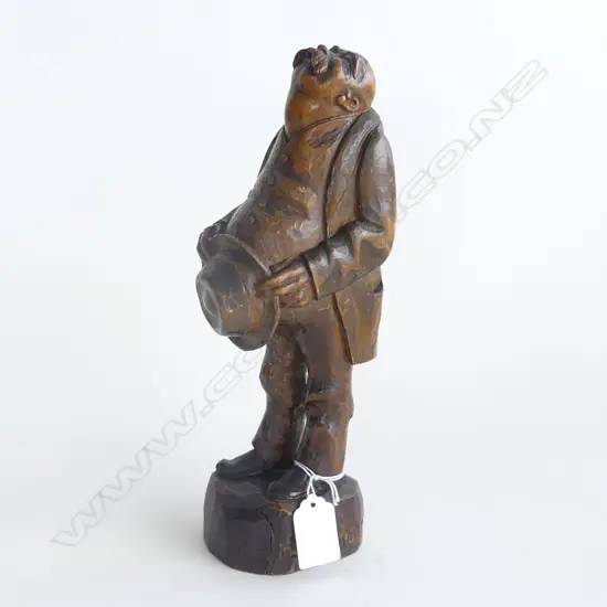 B SCHWARZ 1940'S CHARACTERFUL CARVING 'AM FLUGPLATZ' AERODROME plane spotter. H.265mm