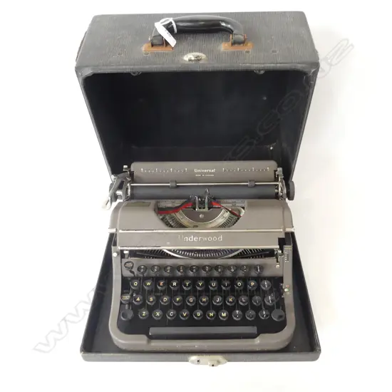 VINTAGE CASED UNDERWOOD TYPEWRITER  WITH KEY