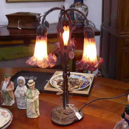 VINTAGE STYLE LILY LAMP w. 3 PURPLE GLASS FLOWERS H.540mm