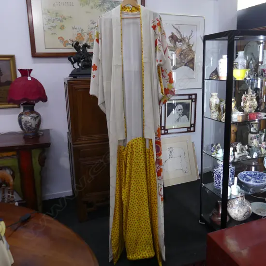 WHITE KIMONO w. RED FLOWERS