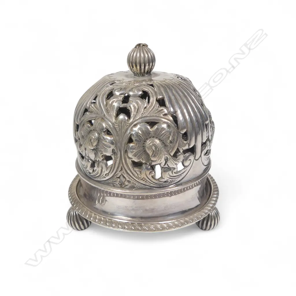 An uncommon Edwardian sterling silver dinner table bell, Image 1++