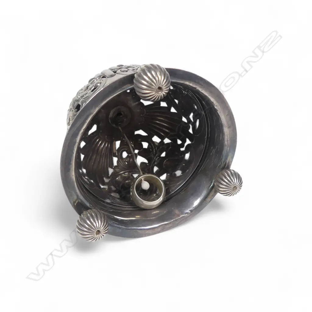 An uncommon Edwardian sterling silver dinner table bell, Image 1++