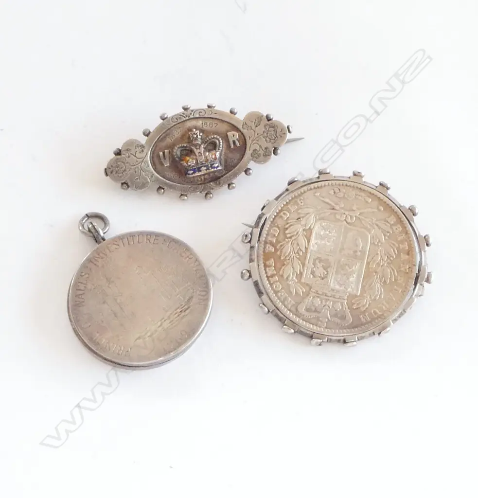 A Victorian sterling silver Crown brooch, a Queen Victoria 1887 Jubilee brooch and a Prince of Wales Investiture locket, Image 1++