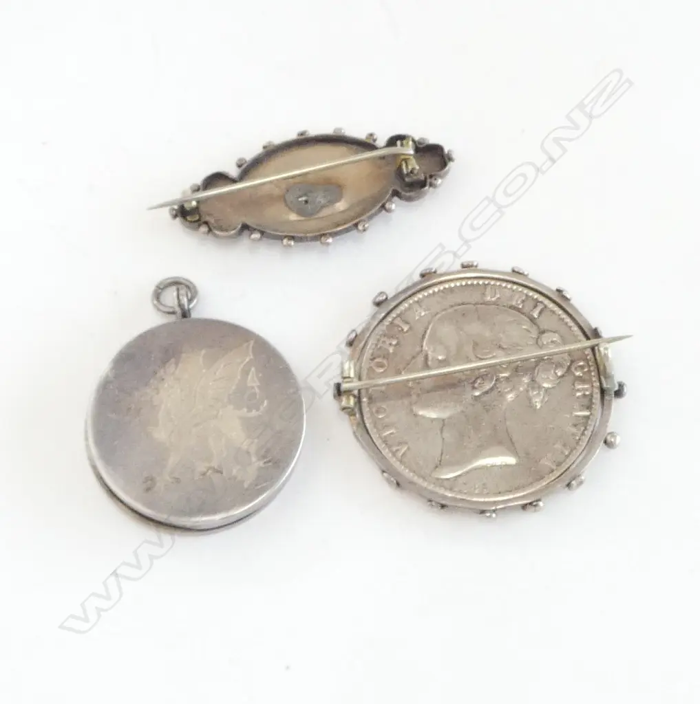 A Victorian sterling silver Crown brooch, a Queen Victoria 1887 Jubilee brooch and a Prince of Wales Investiture locket, Image 1++